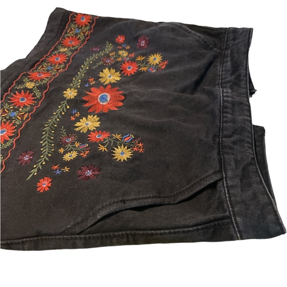 Embroidered Jean Skirt🌼 - Picture 7 of 12